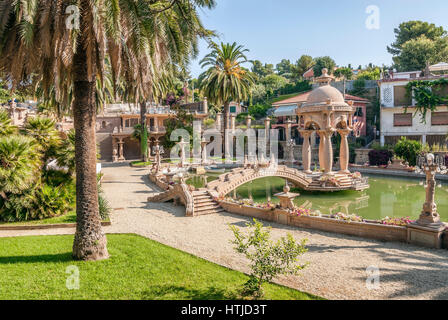 Park und die bizarre Architektur der Villa Grock in Ornelia, Imperia, an der ligurischen Küste, Nord-West-Italien. Stockfoto