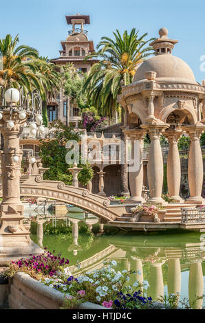 Park und die bizarre Architektur der Villa Grock in Ornelia, Imperia, an der ligurischen Küste, Nord-West-Italien. Stockfoto