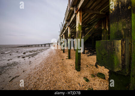 Yachtklubdeck und Slipway in Chalkwell, Essex, an der Themse Mündung. Grünalgen gebeiztes Holz Stockfoto