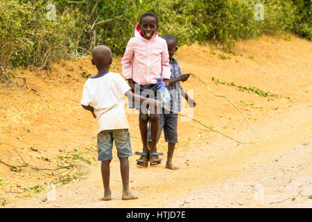 Eine junge Jungs spielen auf einer Straße in der Nähe von ihrem Haus. Malindi, Kenia. Stockfoto