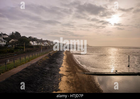 Strand, asphalt Ufermauer und c2c Eisenbahnlinie in Chalkwell, Essex, an der Mündung der Themse. Salzwasser Planschbecken auch sichtbar Stockfoto