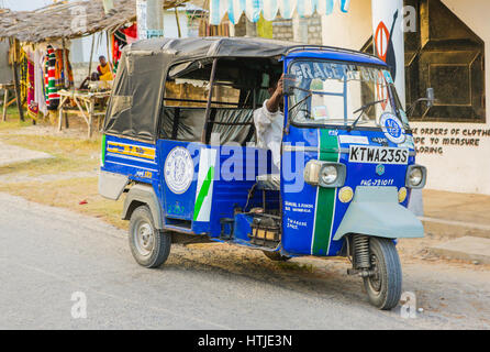 Tuk Tuk-Taxi auf der Straße von Watamu, Kenia Stockfoto