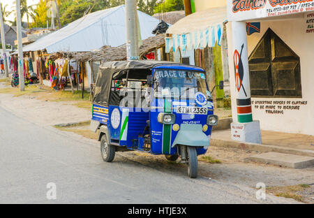 Tuk Tuk-Taxi auf der Straße von Watamu, Kenia Stockfoto