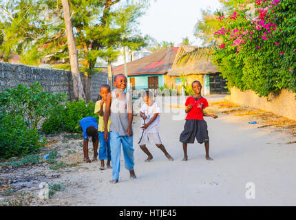 Kinder auf der Straße von Watamu, Kenia Stockfoto