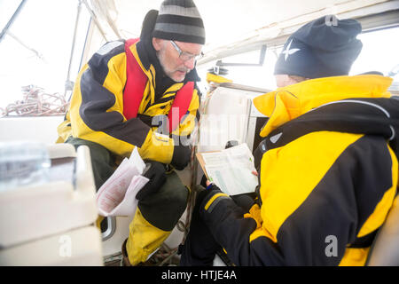 Männer, die Diskussion auf Yacht Stockfoto