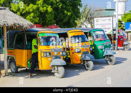 Tuk Tuk-Taxi auf der Straße von Watamu, Kenia Stockfoto