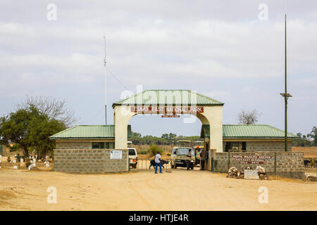 Eingang zu den Tsavo East National Park in Kenia Stockfoto