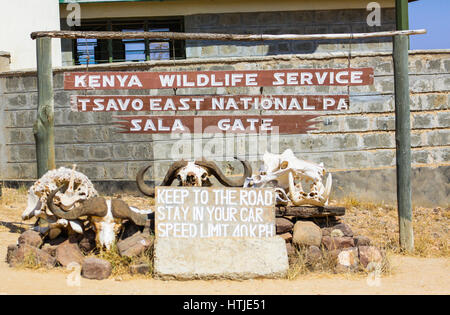 Eingang zu den Tsavo East National Park in Kenia Stockfoto