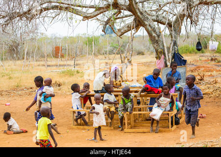 Kinder von kleinen lokalen Dorf Grundschule, Open-Air. Malindi, Kenia. Stockfoto