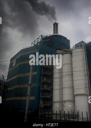 Unilever Waschmittel Anlage strahlt Wolken der Verschmutzung Stockfoto