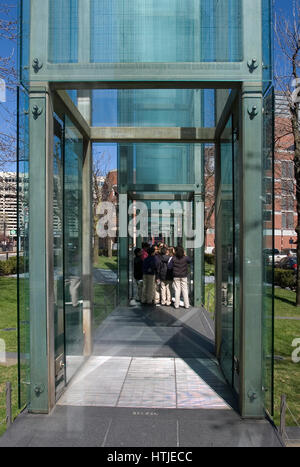 Studenten besuchen das Holocaust-Museum auf der Greenway in Boston, Massachusetts Stockfoto