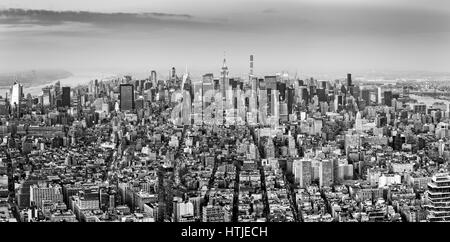 Luftaufnahme der Skyline von New York City Midtown in schwarz / weiß Stockfoto