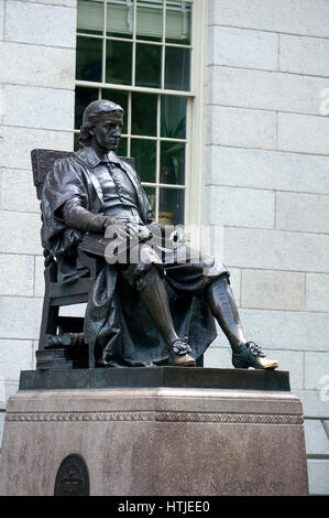 Harvard University - Statue von John Harvard in Harvard Yard Stockfoto