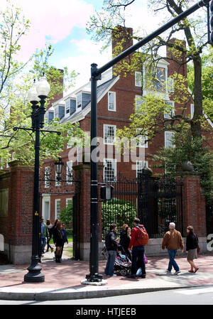 Ein Tor zum Campus der Harvard University in Cambridge, Massachusetts Stockfoto
