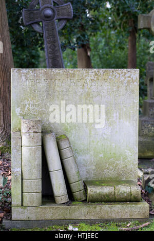 Gräber auf dem Highgate Cemetery in London, England Stockfoto