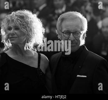 Cannes, Frankreich, 18. 05,2013: Steven Spielberg und Kate Capshaw (Bild digital geändert werden monochrom) die Jimmy s. Psychotherapie der Plains Indianer Premiere während der 66th jährliche Cannes Film Festival teilnehmen im Palais des Festivals in Cannes, Frankreich. Stockfoto