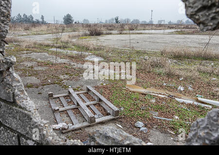 Alte beschädigte Paletten, Konzept von Insolvenzen, Blick durch gebrochene Wand Stockfoto