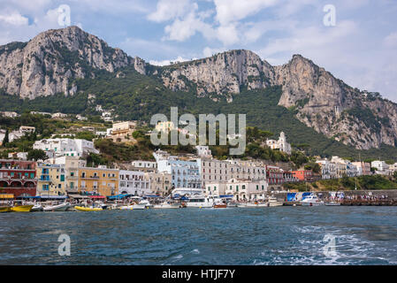 Capri, Italien - 31. August 2016: Boote vertäut am Marina Grande auf berühmten italienischen Insel Capri. Stockfoto