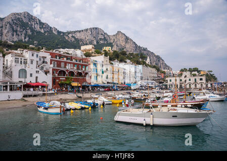 Capri, Italien - 31. August 2016: Boote vertäut am Marina Grande auf berühmten italienischen Insel Capri. Stockfoto