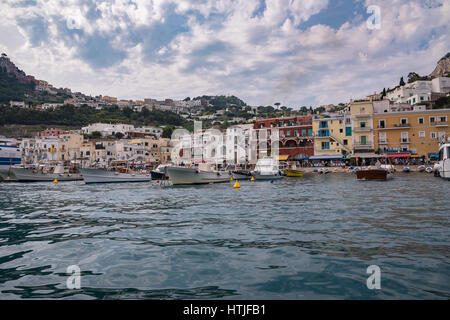 Boote vertäut am Marina Grande auf berühmten italienischen Insel Capri. Stockfoto