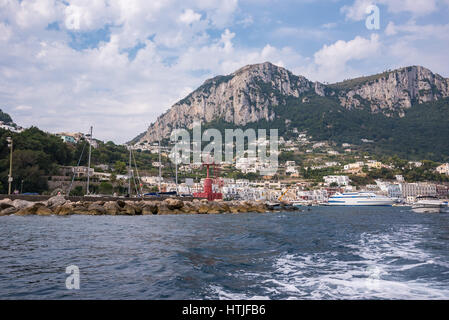 Blick auf die Hafeneinfahrt auf der Insel Capri, Italien Stockfoto