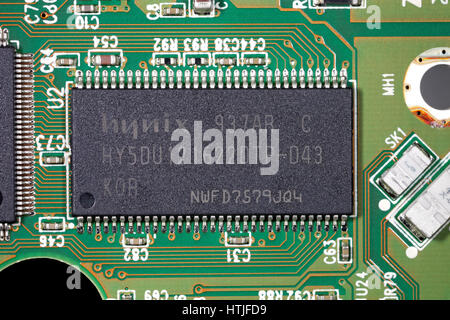 Nahaufnahme von Hynix hy5du121622dtp synchroner DRAM integrierte Schaltung auf Festplatte Leiterplatte Stockfoto