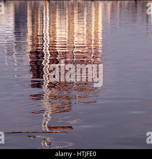 Reflektierten Farben im Wasser Stockfoto