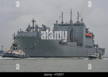 USNS Robert E Peary (T-AKE-5) ein United States Navy Schiff zur Versorgung, Abfahrt Portsmouth Naval Base, Großbritannien am 13. März 2017. Stockfoto
