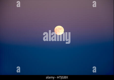 Mond im Bi-Color-Colorado-Himmel. Am Abendhimmel kann wie folgt aussehen, wenn die RockyMountains unteren Teil des Himmels während der obere Teil Rec Schatten Stockfoto