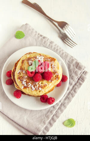 Stapel von frischen Pfannkuchen mit Beeren (Himbeeren) auf weißen Teller, Textfreiraum - gesunde hausgemachte vegane Ernährung frische Bio-Frühstück vegetarisch Stockfoto