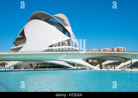 Palau de Las Artes und Monteolivete Brücke. Stadt der Künste und Wissenschaften, Valencia, Spanien. Stockfoto