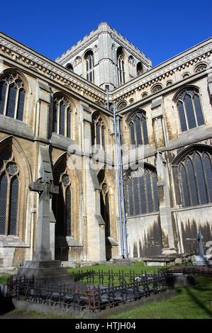 Gesicht und Ecke Westturm von Peterborough Kathedrale (Cathedral Church of St. Peter, St. Paul und St. Andrew), Peterborough, Cambridgeshire, England, Stockfoto