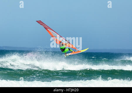 Windsurfer springen über eine große Welle am Seven Mile Beach, Gerroa, Illawarra Coast, New-South.Wales, NSW, Australien Stockfoto