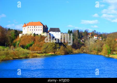 Burg am Fluss Küste, Ozalj in Kroatien Stockfoto