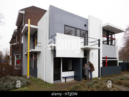 Besucher im Rietveld Schroeder-Haus in der niederländischen Stadt Utrecht in den Niederlanden Stockfoto