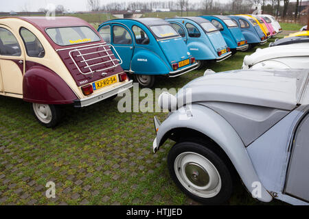 Utrecht, Niederlande, 9. März 2017:: bunte Oldtimer Citroen 2 CV Ente auf Parkplatz Vechten neben Autobahn A12 in den Niederlanden benannt Stockfoto