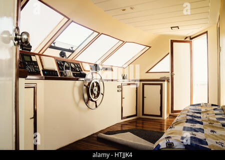 Kapitäns Kabine und Lenkrad, close-up auf einer Yacht. Stockfoto
