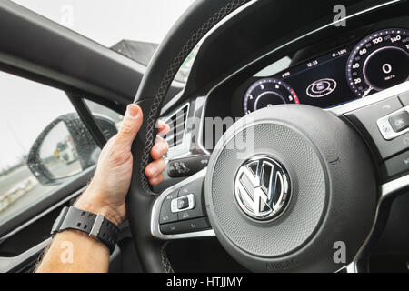 Hamburg, Deutschland - 10. Februar 2017: Volkswagen Tiguan, 4 x 4 R-Line. Schwarz kompakte Luxus-Crossover-Fahrzeuginnenraum. Fahrer-Hand hält Lenkrad Stockfoto