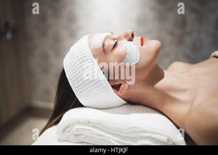 Masseur Gesicht Maske als Beauty-Behandlung Stockfoto