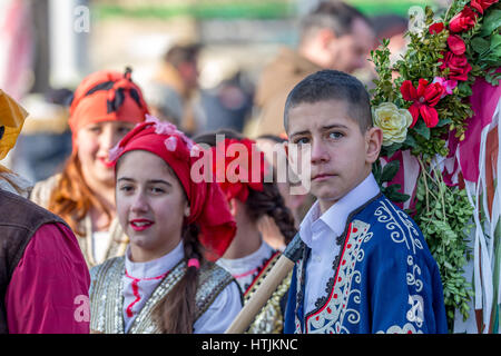 PERNIK, Bulgarien - 27. Januar 2017: Zwei Jugendliche gekleidet sind an Surva, das internationale Festival der Maskerade Spiele durchführen Stockfoto