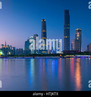 Skyline von Tianhe in der Abenddämmerung, Guangzhou, Guangdong, China Stockfoto