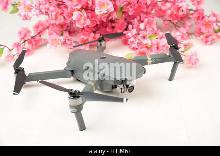 DJI Mavic Pro Drohne: Lettland 8. März 2017. Nahaufnahme auf weißem Holz Hintergrund mit Blumen. Am besten Sie (ungewöhnlichen) Geschenk für schöne Frau. Modernen Geschenk, gadget Stockfoto