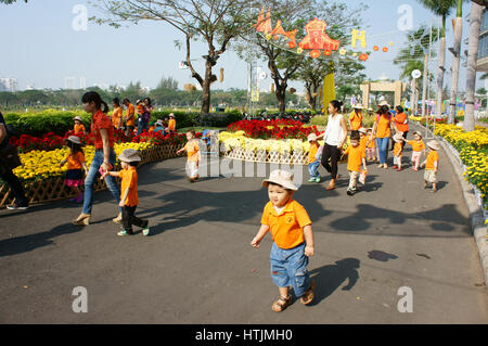 HO CHI MINH CITY, VIET NAM - FEB12: Gruppe von unbekannten asiatischen Kind mit outdoor-Aktivität der Vorschule, kleiner Junge, Mädchen in uniform, vietnamesische childre Stockfoto