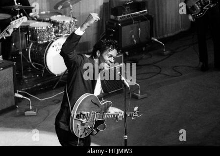 US-amerikanischer Sänger und Gitarrist Chuck Berry während eines Konzerts in der Olympiahalle in Paris im Jahre 1964. Stockfoto