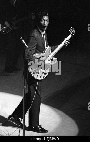 US-amerikanischer Sänger und Gitarrist Chuck Berry während eines Konzerts in der Olympiahalle in Paris im Jahre 1964. Stockfoto