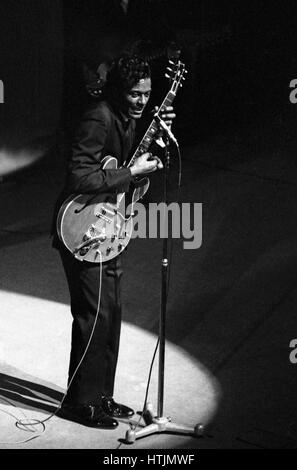 US-amerikanischer Sänger und Gitarrist Chuck Berry während eines Konzerts in der Olympiahalle in Paris im Jahre 1964. Stockfoto