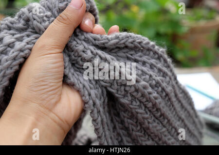 Freizeitbeschäftigung auf freie Zeit im Garten, Frauen Hand stricken Schal aus Garn, sinnvolle Lifestyle Hobby, auf diese Weise ein Geschenk für den Winter Stockfoto