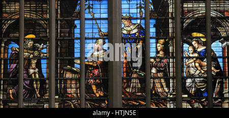 Glasmalerei Darstellung Louis II. von Ungarn, seinen Patron St. Louis, seine Frau Marie und ihre Patronin der Jungfrau Maria mit ihrem Kind, in der Kathedrale-o Stockfoto