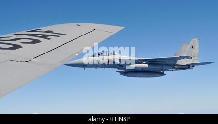 Ein japanischer Self-Defense Force Boeing f-15 Strike Eagle Kampfflugzeug wartet im Flug über die Kadena Air Base tanken 17. Mai 2010 in der Nähe von Okinawa, Japan.        (Foto von Chrissy am besten /U.S. Air Force über Planetpix) Stockfoto