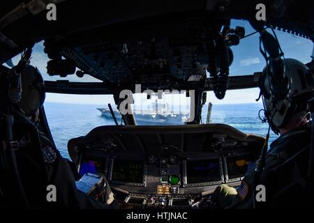 Ein US-Marine MH-60 Seahawk Hubschrauber nähert sich, um auf dem USN Nimitz-Klasse-Flugzeugträger USS Theodore Roosevelt 3. Februar 2017 im Pazifischen Ozean landen.        (Foto von MCS2 Paul L. Archer / US Navy über Planetpix) Stockfoto